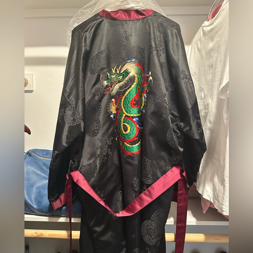 Silk robe with embroidered name: Joe in great condition. With dragons size L